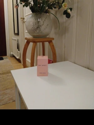 Giorgio Armani My Way EdP 90ml - Säljer en oanvänd lyxig parfym från Giorgio Armani, My Way Eau de Parfum. Flaskan rymmer 90 ml och kommer i en elegant ljusrosa kartong med blå text. Perfekt för dig som vill ha en fräsch och modern doft i samlingen. Köpta på Zalando och nypris nu ligger på1,458 kr och säljer den för endast 1,300 kr passa på! 🌸