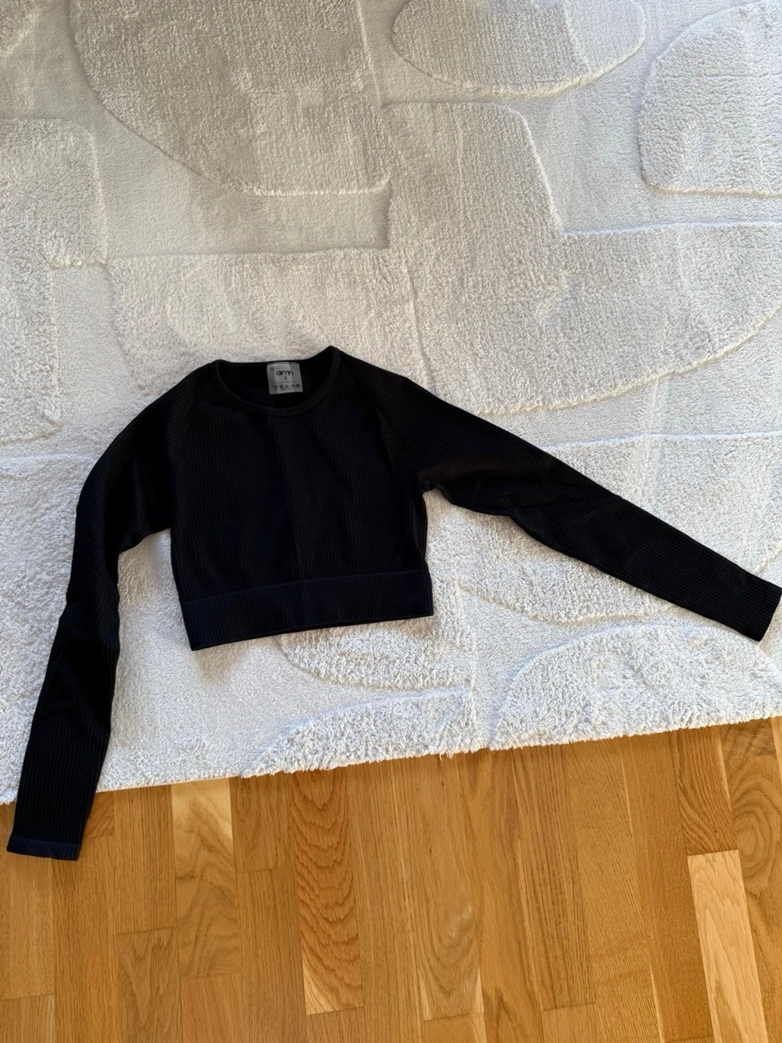 Svart ribbad croppad topp. Aim’n - 5