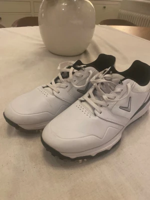 Callaway golfskor - Använda i en runda men tyvärr för små. Köptes för 1500 nya. De är i super skick!