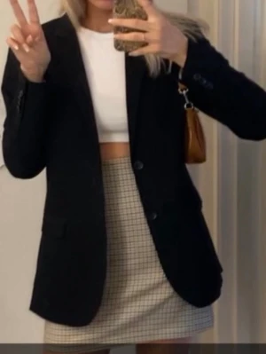 Oversized svart kavaj - Observera den är oversized på mig som bär XS/S. Perfekt ovanpå en kjol eller klänning. Eller att använda som "vårjacka". Älskar 😍