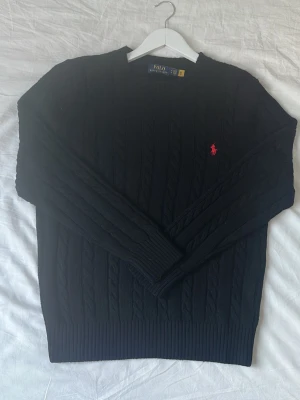 Svart kabelstickad tröja Polo Ralph Lauren - Kan negociera ett bättre pris, skicka pris förslag!
