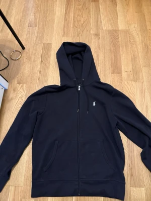 Polo zip - Säljer en skön svart polo zip. Ställ frågor vid funderingar 🐜