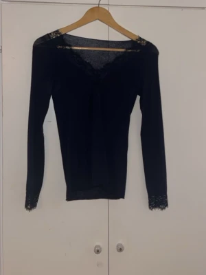 Intimissimi st S marin blå - Den är som ny, inga hål eller andra skador. Använd ca 2 ggr. Säljer för att jag använder den aldrig men den är super fin. Pris kan diskuteras💕