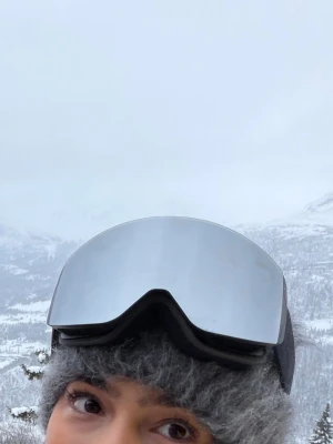 2st skidglasögon svarta  - Stilrena skidglasögon i svart. Köpta på lager 157. Endast använda en gång för fotografering. Säljs helst tillsammans. 