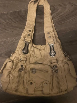 Väska  - Väska köpt på en marknad för 300kr. Den har en stor blå fläck på insidan men inget som syns på utsidan därför biligt pris 