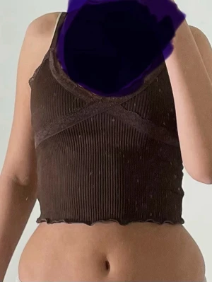 Brunt spets linne - Gulligt brunt ribbat linne med spets, storlek xs. Använd ett fåtal gånger.