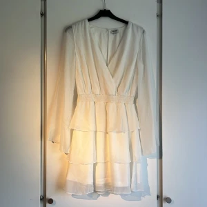 Vit klänning - Vit klänning från bubbleroom i storlek 38! Aldrig använd då jag köpte två till min student så denna har bara hängt i garderoben. Köpte för 799 kronor. Säljer för 349 kronor.