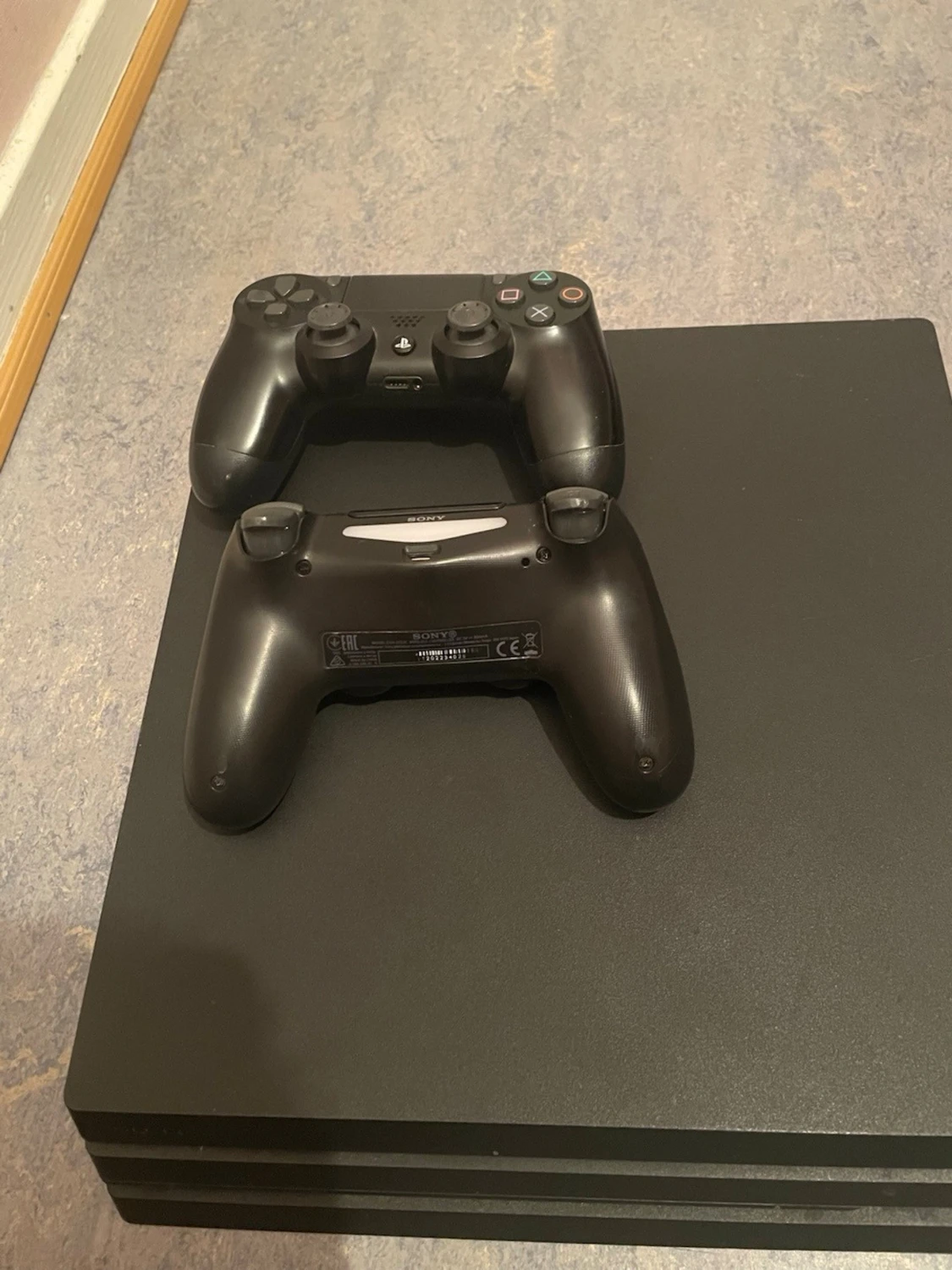 PlayStation 4 Pro med två kontroller - 1