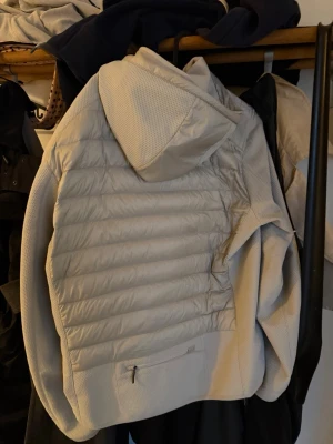 Parajumper jacka - Hej säljer min knappt använda Parajumper jacka pågrund av viktnedgång. Köptes för 5.000kr använd knappt 10 gånger. Storlek L. Kvitto finns. 