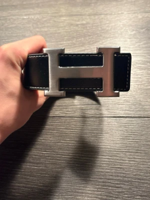 H Bälte - Bälte med H loggan (du borde veta vilket märke).                   Storlek 110cm