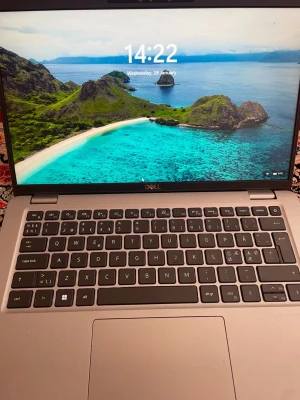 Dell bärbar dator i silver - Snygg och stilren bärbar dator från Dell i silverfärgat metallchassi. Tangentbordet är svart med vita tecken och har en modern layout. Skärmen har tunna kanter och visar klara färger. Perfekt för studier, jobb eller underhållning.