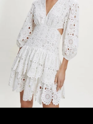 Klänning - Superfin vit klänning från maje som passar perfekt till studenten! Skriv vid funderingar ❤️‍🔥