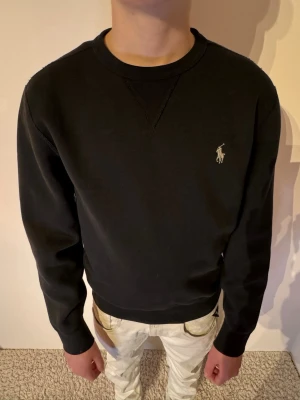 Ralph Lauren Sweatshirt - | Skick: 9/10 | Färg: Svart | Modell: 172cm 58kg | Vad inkluderas: Kvitto och Tröja | Nypris: 1 200kr |