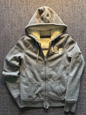 Abercrombie & Fitch hoodie ~ sällsynt modell  - Säljer nu denna tröjan ifrån ” Abercrombie & F ” Storlek S | Sällsynt modell | perfekt nu till våren | Frågor och fundering meddela direkt,😊 Obs kan även gå ner i (pris) vid snabb affär! Fraktas inom 24h 📦