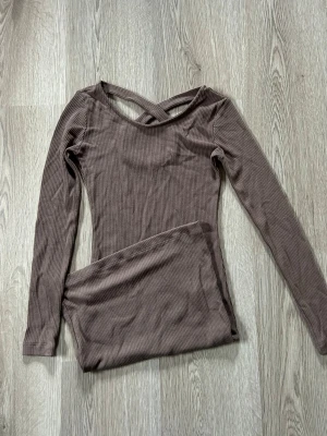 Brun ribbad klänning - Superfin brun ribbad klänning med en öppning i ryggen 🤎aldrig använd, endast testad! 