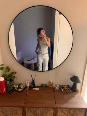 Vita linnebyxor med raka ben - Säljer ett par vita linnebyxor med raka ben och låg midja. Byxorna har bakfickor med dekorativa sömmar. 