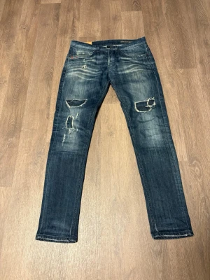 Dondup George jeans  - Slitna Dondup George jeans W32 är det men sitter som mindre 