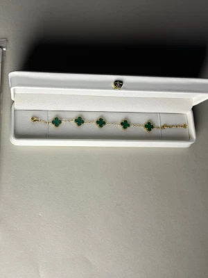 Armband guld  - Ett fint clöver armband som passar tjejer och killar, perfekt för sommaren och den passar om du har smal eller stor Wrist. 