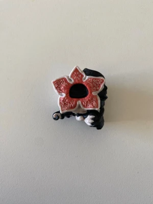  Stranger things kinder joy Demogorgon  - Stranger things kinder joy Demogorgon. Man får inte med någon choklad. Figuren är i nyskick.