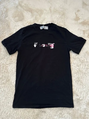 Svart Off-White t-shirt med tryck🖤🔥 - Äkta Off-White t-shirt i svart med stor logga på ryggen och tryck fram.Bra skick, inga hål eller större slitage. Sjukt clean piece, säljs då den inte används längre. Storleken passar både L och M. (Öppen för bud)