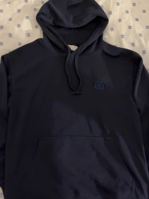 Mörkblå hoddie - Fräsch mörk blå hoddie, använts ett par gånger men har inga skador