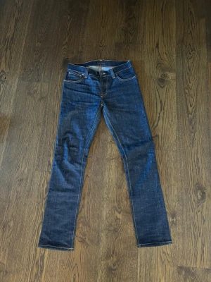 Nudie Jeans - Waist: 33| Length: 34| Mått Längd: 108cm-Midja: 43cm-Benöppning: 19,5cm