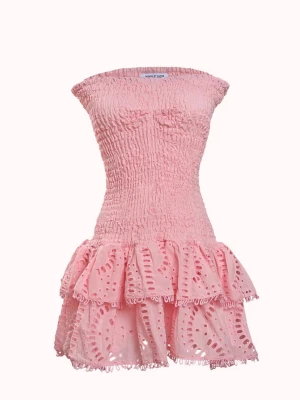 Rosa kort klänning med volang - Supersöt rosa kortklänning från Design by Amore med smockad överdel och dubbla volanglager i kjolen. Nypris 700 kr ❤️