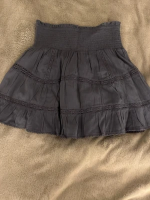 Neo Noir kjol - Säljer en helt ny Neo Noir kjol som inte kom till användning, perfekt nu till vår och sommar💕