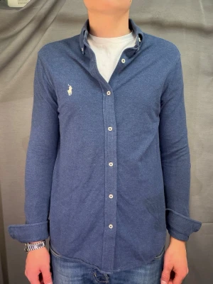 Ralph lauren skjorta - Säljer denna sjukt snygga ralph lauren skjortan perfekt för sommaren! Den är size S kan även passa xs. Modellen är 180cm! Skick 8/10 inga hål eller skador. Nypris ca 1599kr. Hör av dig vid minsta fundering! Köp gärna med postnord🤩📦