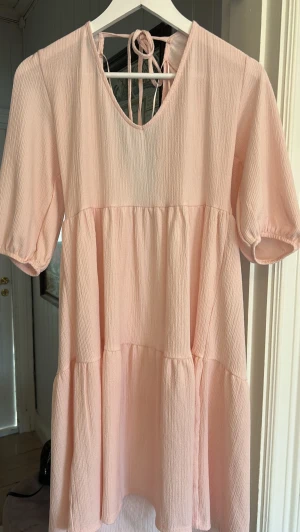 Ljusrosa klänning med knyt - Söt ljusrosa klänning med knyt i ryggen, aldrig använd! 💕