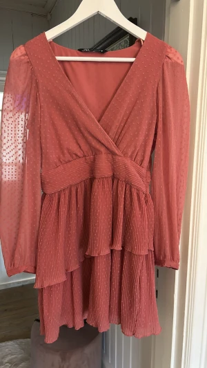 Rosa klänning med volanger - Supersöt kort rosa klänning med långa transparenta ärmar och volangkjol😍