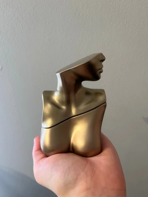 Billie Eilish parfym. - Använder inte länge. 50ml flaskan  men uppskattar att det är ungefär 50% kvar😁