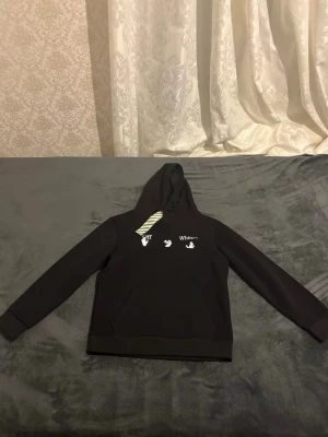 Off white - Säljer en Off-White hoodie som är helt ny och oanvänd. Den var tyvärr för liten för mig, därför säljer jag den vidare.