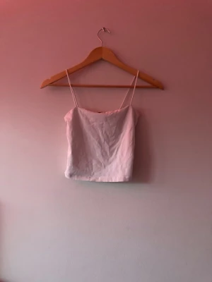Vit enkel linnetopp med smala band 🤍 - Säljer ett linne från Gina tricot i storlek xs. 🤍