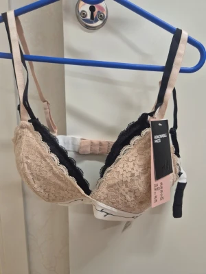Beige och svarta spets-bh H&M 38 - Helt nya med prislapp kvar.