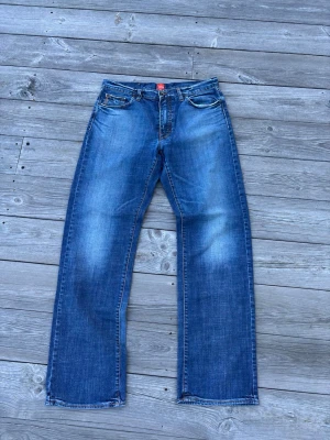 Vintage Hugo Boss Jeans - Vintage straight leg jeans.  Brand: Hugo Boss Tagged size: 34/34  Waist (flat): 43cm Length: 112cm Leg opening: 23,5cm  Follow my profile for 10% off your purchase!  More jeans available on my profile.  Nr: 46