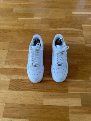 Vita Nike Air Force 1 sneakers - Klassiska vita Nike Air Force 1 sneakers. Använda en gång och ser ut som nya. Inget slitage alls på skorna