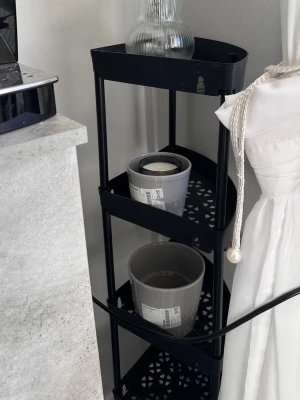 Svart hörnhylla - Hörnhylla 