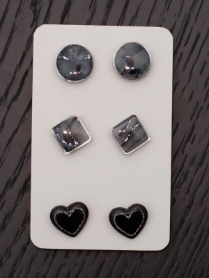 Handgjorda örhängen i polymerlera och stift i rostfritt stål stiftörhängen  - Handgjorda örhängen i polymerlera och stift i rostfritt stål.  Självklart nya och oanvända. Storlek: 1,5x1,5cm.  Färgerna kan variera beroende på skärminställningar.