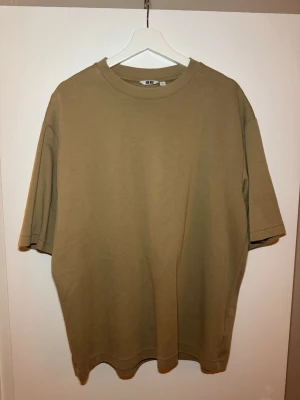 Uniqlo AIRism Cotton Oversized Crew Neck T-Shirt - En enkel och stilren beige t-shirt från uniqlo  med oversized passform.