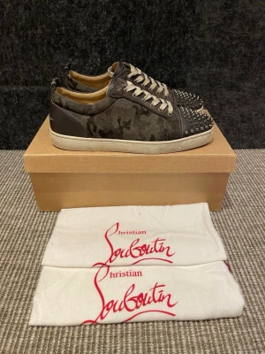 Christian Louboutin skor - Hej! Säljer nu dessa svin snygga Loubs skor. Skorna är i okej skick! Saknar två nitar och innersula.  Begränsat antal boxar och dustbags. Hör av dig vid frågor.