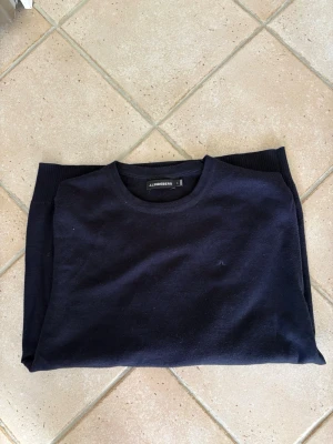 J Lindeberg merino ull tröjor - J Lindeberg merino ull tröjor| har en i grå och en i blå| 399st 600kr båda| storlek M| som nya| perfekt inför våren!