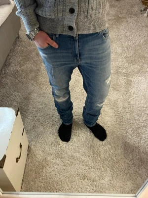 Replay jeans  - Replay Marty Jeans med slitningar | skick 9/10 | Storlek 31/30 | Pris - 649kr | Passar dig som vill sticka ut lite med dina slitningar och vill följa trenderna😀 hör av dig så diskuterar vi fram ett pris tillsammans och skriv vid frågor eller funderingar😁😊