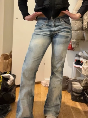 Blå coola unika utsvängda jeans från Levi's - W28 L32💕