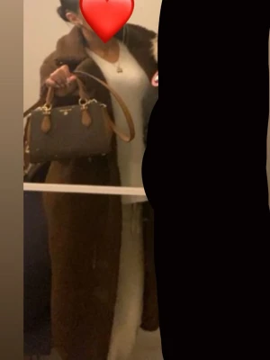 Brun teddy jacka - Säljer min långa bruna teddy jacka, jätte mysig. Passar s/m