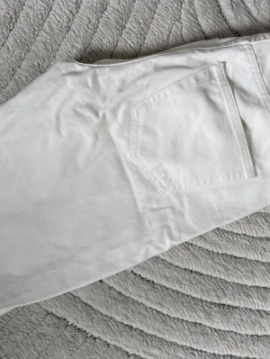 Vita raka jeans  - Säljer ett par vita jeans från Ginatricot med rak passform. Jeansen har normal midja. Perfekt till vår och sommar. Referens: jag är 180 cm (slutat precis ovanför golvet)