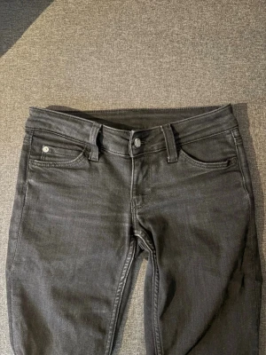 Svarta cheap monday jeans  - Uppsydda så att de passar någon som är runt 160