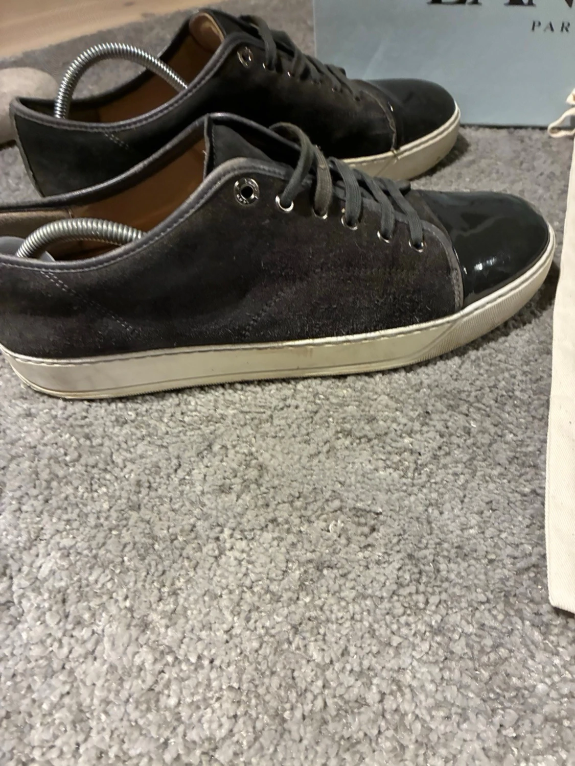 Gråa Lanvin sneakers i mocka och lack - 3