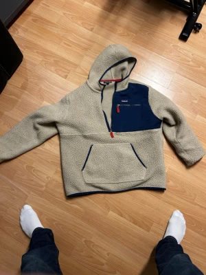 Patagonia fleexe - Jättebra skick inga defekter. Fin nu till våren funkar med det mesta. Priset är inte hugget i sten!!