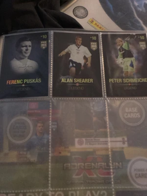 FIFA 365 Legend fotbollskort - Samling med tre FIFA 365 Legend fotbollskort: Ferenc Puskás, Alan Shearer och Peter Schmeichel. Korten har färgstarka porträtt och spelarnas namn i tydliga färger. Perfekt för dig som gillar att samla på fotbollskort och vill ha legendariska spelare i din kollektion.